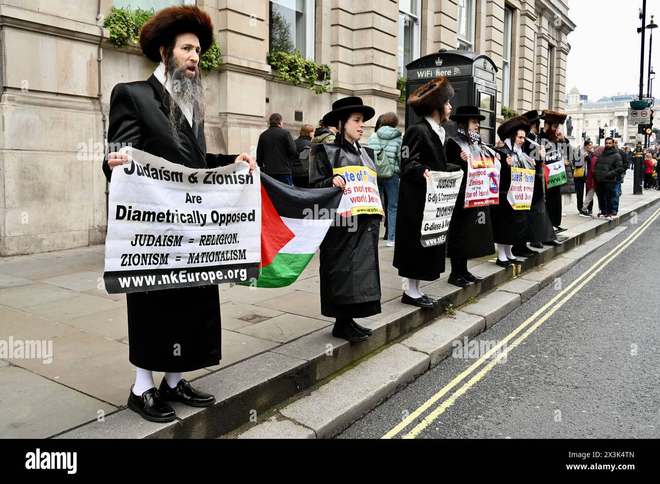 London, Großbritannien. Orthodoxe Juden, Mitglieder von Neturei Karta, protestierten gegen den Zionismus und den Staat Israel. Whitehall. Quelle: michael melia/Alamy Live News Stockfoto