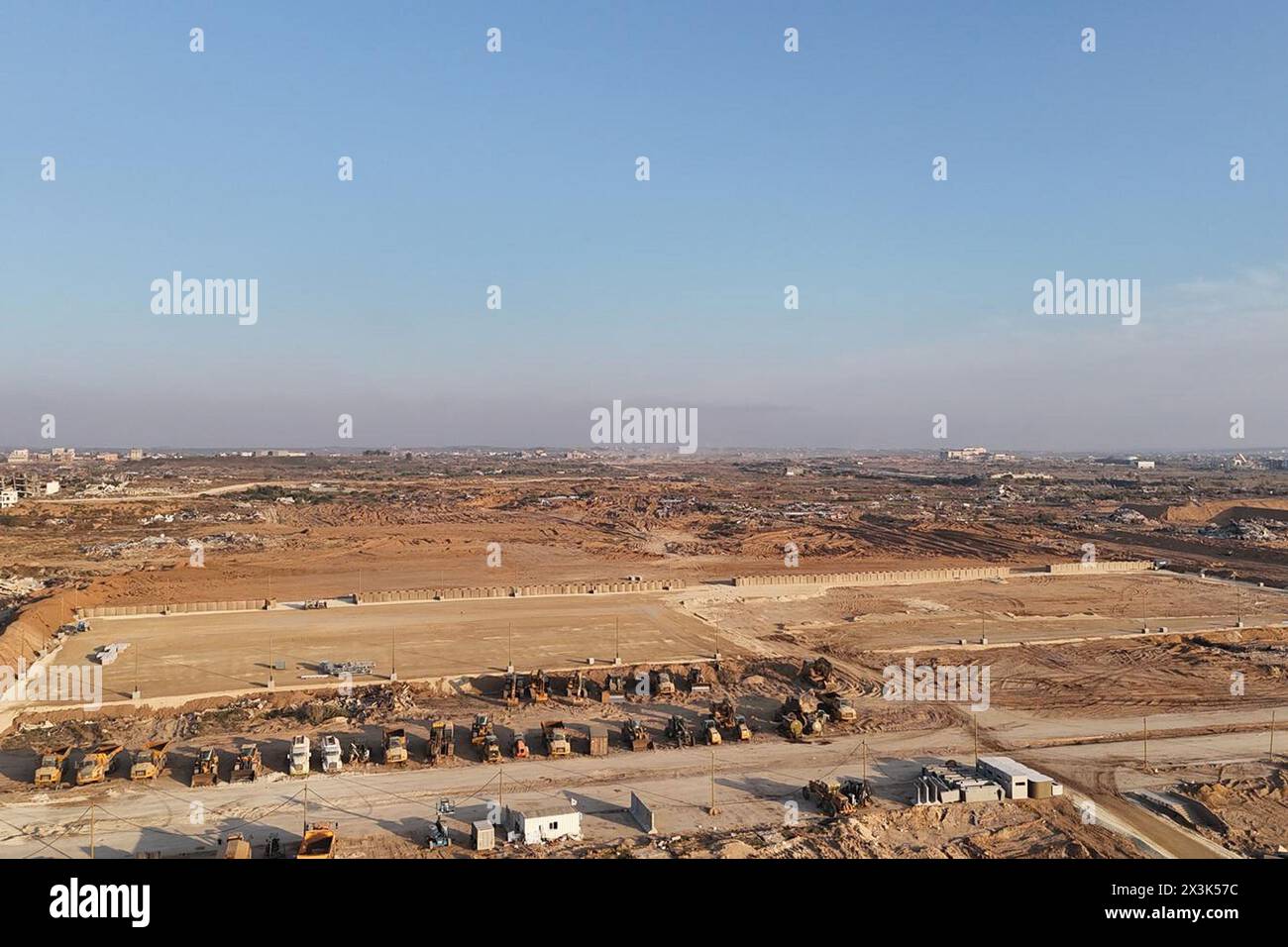 Gaza, Palästina. April 2024. Ansicht der Infrastruktur, die von Mitgliedern der Abteilung Engineering and Construction des israelischen Verteidigungsministeriums unter der Leitung des Südkommandos der IDF gebaut wird. Sie wird der Treffpunkt für die Verwaltung und Verteilung der humanitären Hilfe sein, die am in Kürze errichteten Pier in Gaza ankommt. Nach Angaben des US-Verteidigungsministeriums soll der Bau des Piers Anfang Mai abgeschlossen sein. Quelle: UPI/Alamy Live News Stockfoto