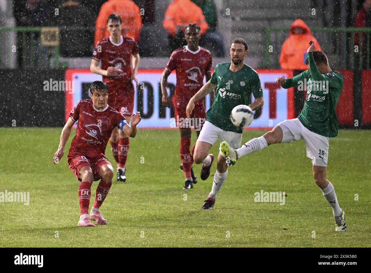 Waregem, Belgien. April 2024. Essevees Jelle Vossen kämpft um den Ball während eines Fußballspiels zwischen SV Zulte Waregem und Lommel SK am Samstag, den 27. April 2024 in Waregem, der ersten Etappe des Halbfinales für den Aufstieg am Ende der zweiten Liga der Challenger Pro League 2023-2024 in der belgischen Meisterschaft. BELGA FOTO JOHN THYS Credit: Belga News Agency/Alamy Live News Stockfoto