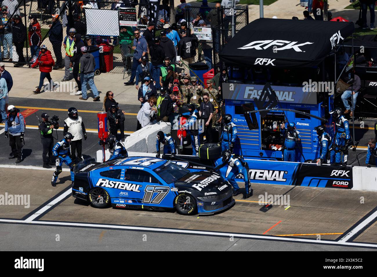 Chris Buescher macht einen Boxenstopp für die GEICO 500 in Lincoln, AL, USA. Stockfoto