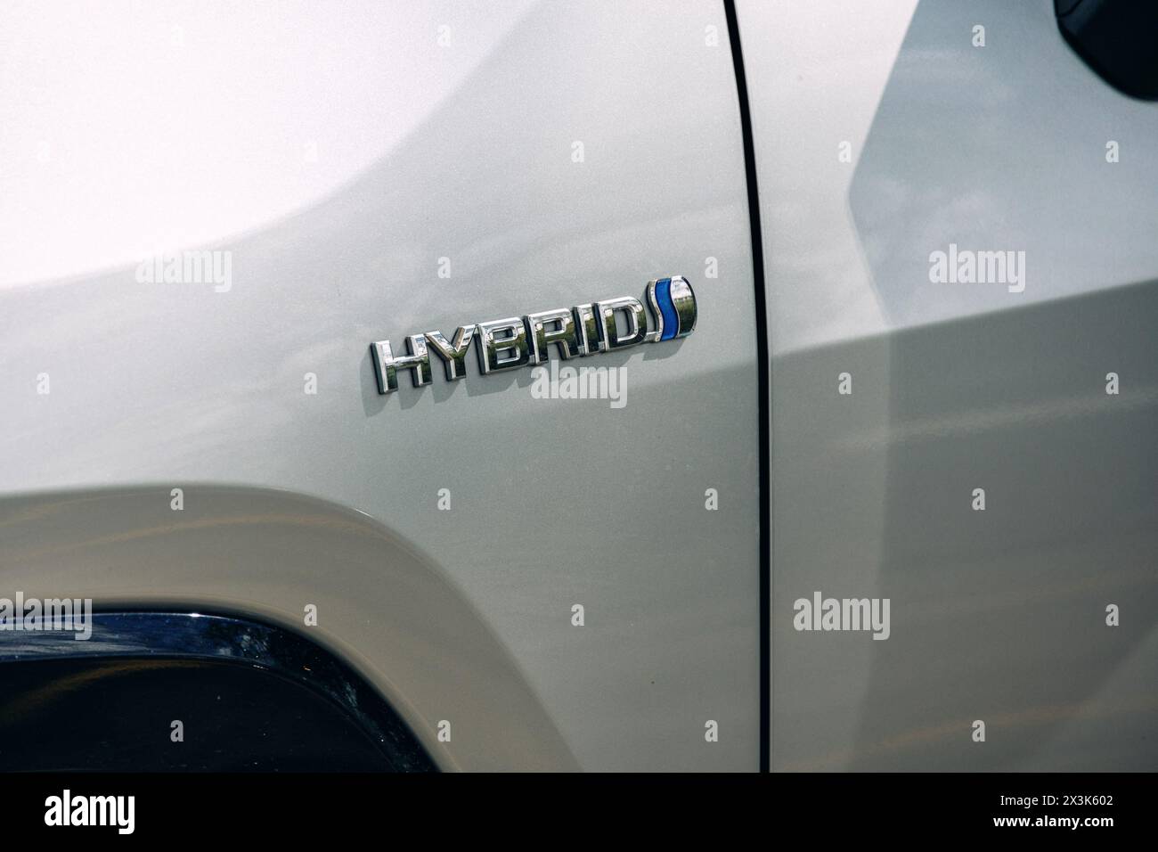 Nahaufnahme eines Hybrid-Emblems an einem Toyota RAV4-Fahrzeug. Stockfoto