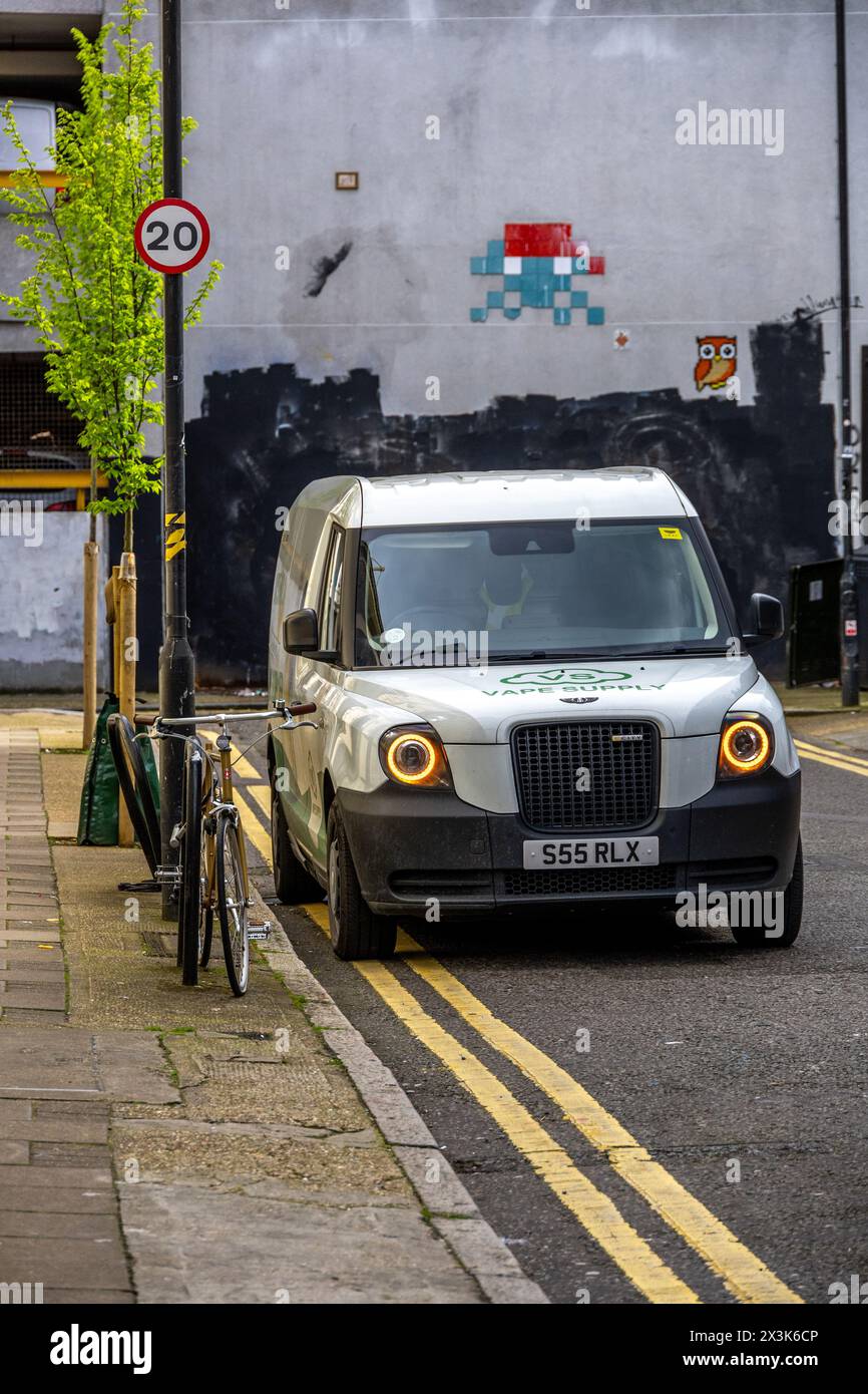 Moderner elektrischer LEVC-Van im städtischen London, der das legendäre Fahrerhaus mit sauberer Energie verbindet. Stockfoto