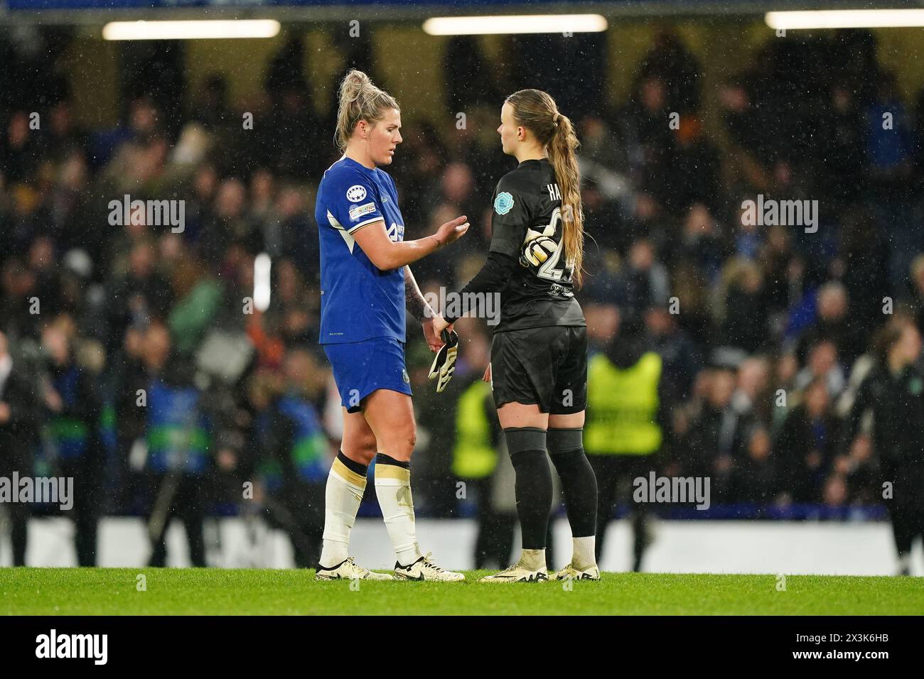 Chelsea’s Millie Bright (links) und Chelsea-Torhüterin Hannah Hampton nach dem Halbfinale der UEFA Women's Champions League, dem zweiten Legspiel in Stamford Bridge, London. Bilddatum: Samstag, 27. April 2024. Stockfoto