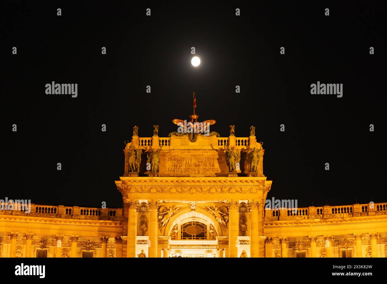 Hofburg-Gebäude in Wien und Mond am Nachthimmel Stockfoto