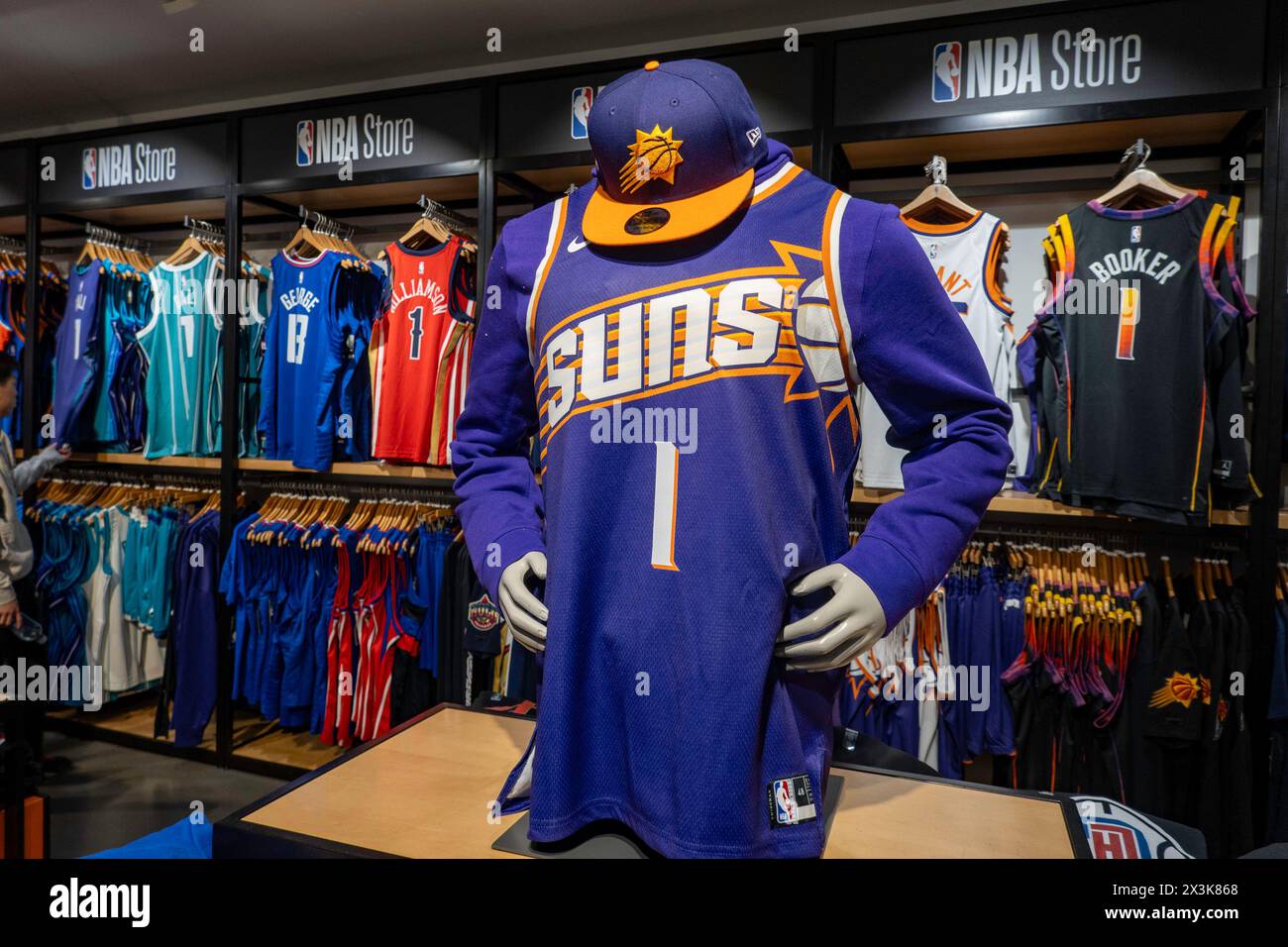 Markenartikel im NBA Store auf der Fifth Avenue in New York City, USA 2024 Stockfoto