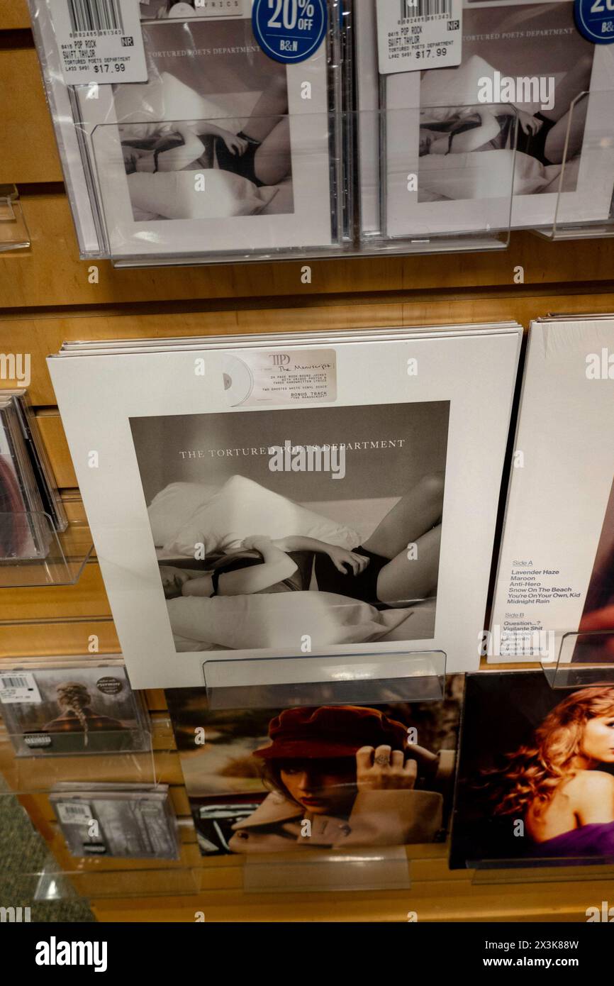 Barnes & Noble Booksellers auf der Fifth Avenue in New York City bietet eine große Auswahl an Büchern, Zeitschriften, Musik und Spielen. USA 2024 Stockfoto