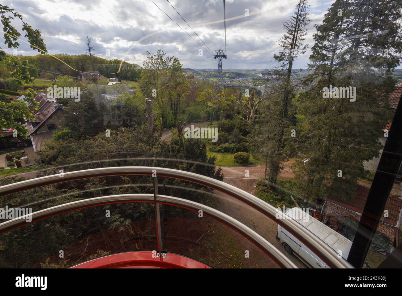 Huy, Belgien. April 2024. Dieses Bild zeigt die Seilbahn in Huy am Samstag, den 27. April 2024. BELGA FOTO NICOLAS MAETERLINCK Credit: Belga News Agency/Alamy Live News Stockfoto