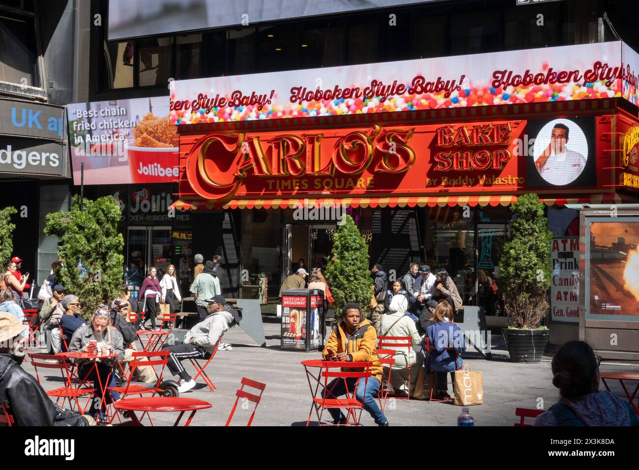 Der Carlos Bake Shop befindet sich im Herzen des Times Square und bietet eine große Auswahl an Backwaren, 2024, New York City, USA Stockfoto