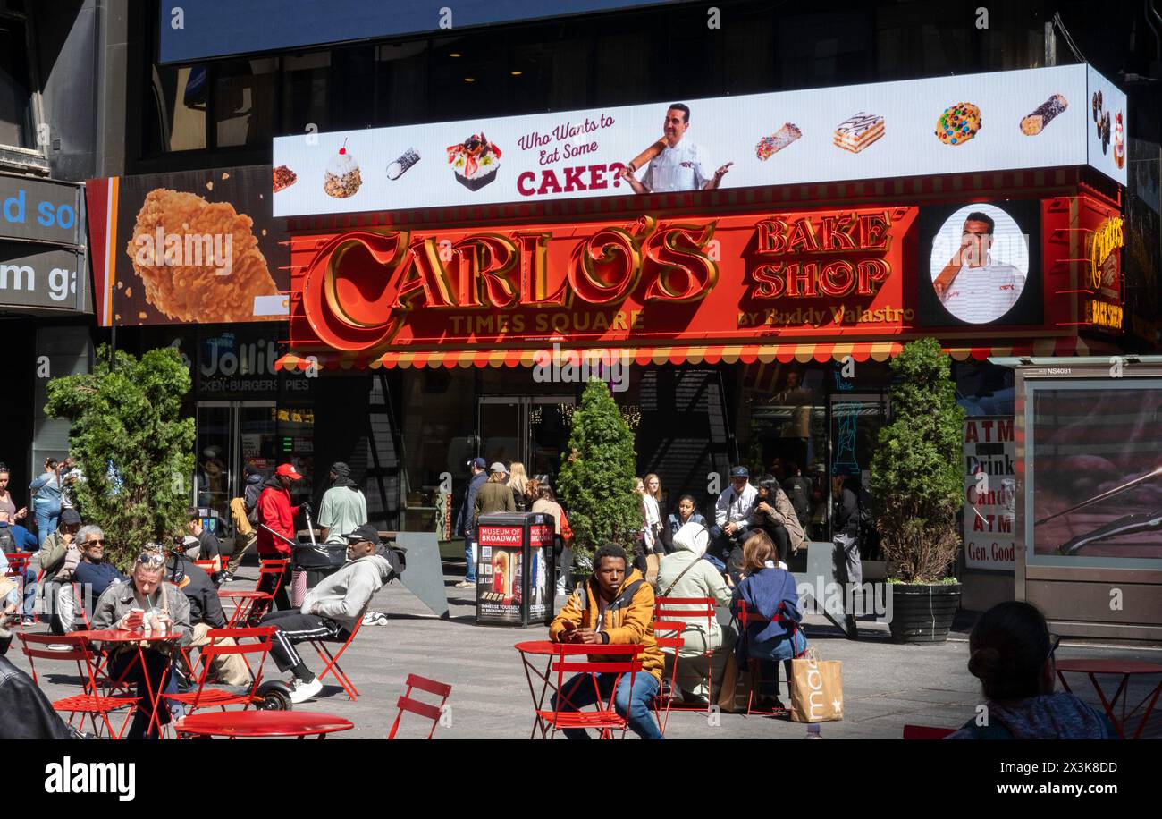 Der Carlos Bake Shop befindet sich im Herzen des Times Square und bietet eine große Auswahl an Backwaren, 2024, New York City, USA Stockfoto