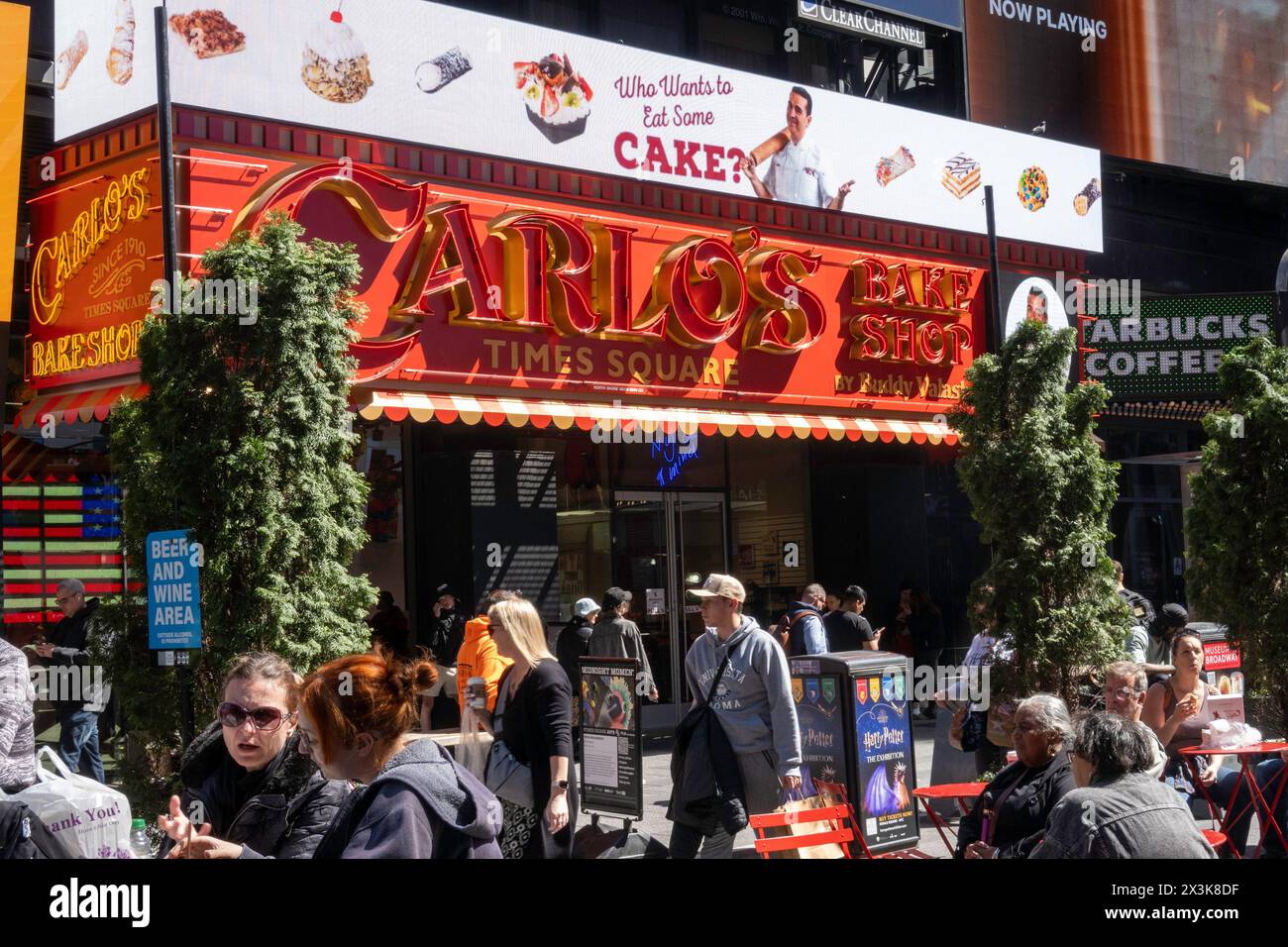 Der Carlos Bake Shop befindet sich im Herzen des Times Square und bietet eine große Auswahl an Backwaren, 2024, New York City, USA Stockfoto