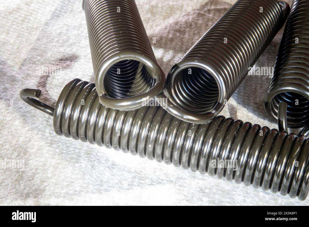Nahaufnahme der alten Schraubenfedern für Original-Murphy-Bettrahmen, 2024, USA Stockfoto
