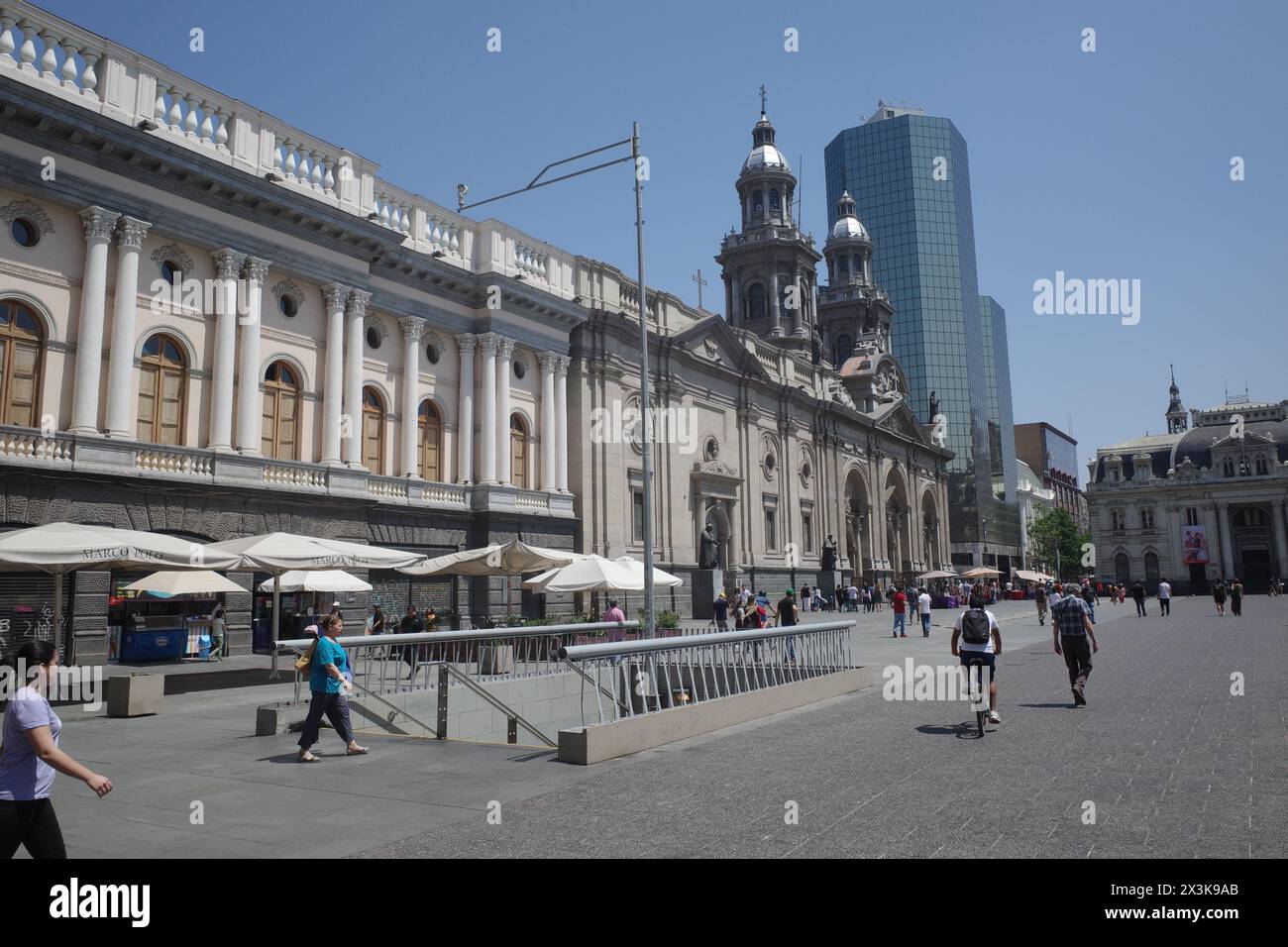 Santiago, Chile - 26. November 2023: Kathedrale von Santiago und Plaza de Armas Stockfoto