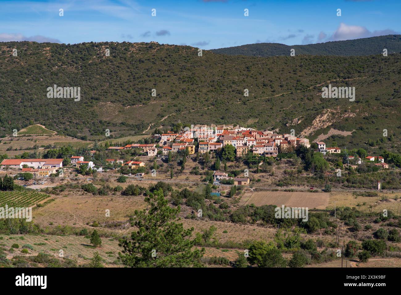 Tal und Dorf Cucugnan, Frankreich, Languedoc Roussillon, Region Occitanie Stockfoto