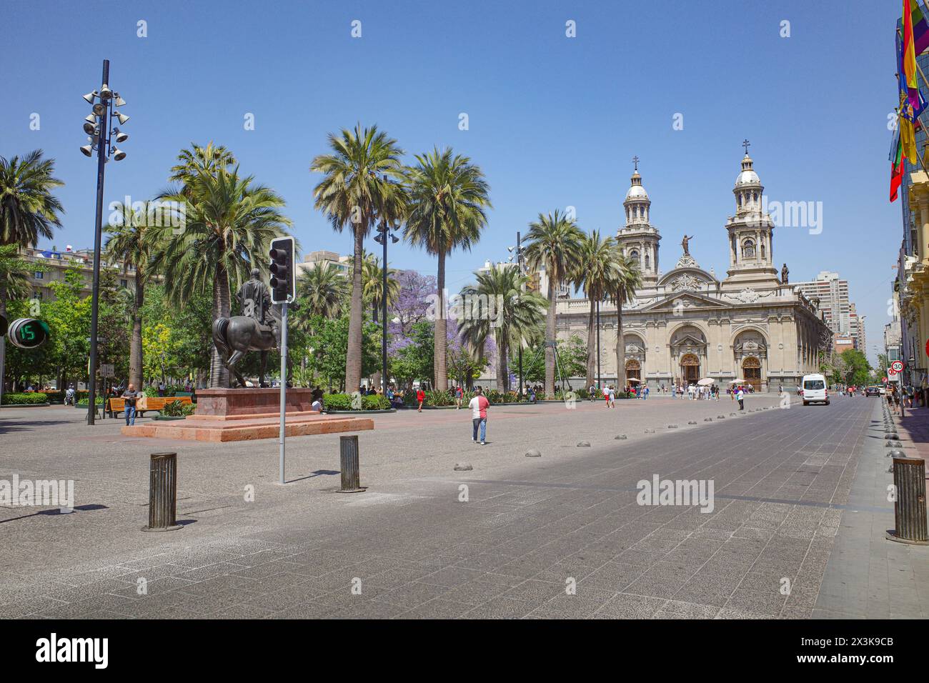 Santiago, Chile - 26. November 2023: Kathedrale von Santiago und Plaza de Armas Stockfoto