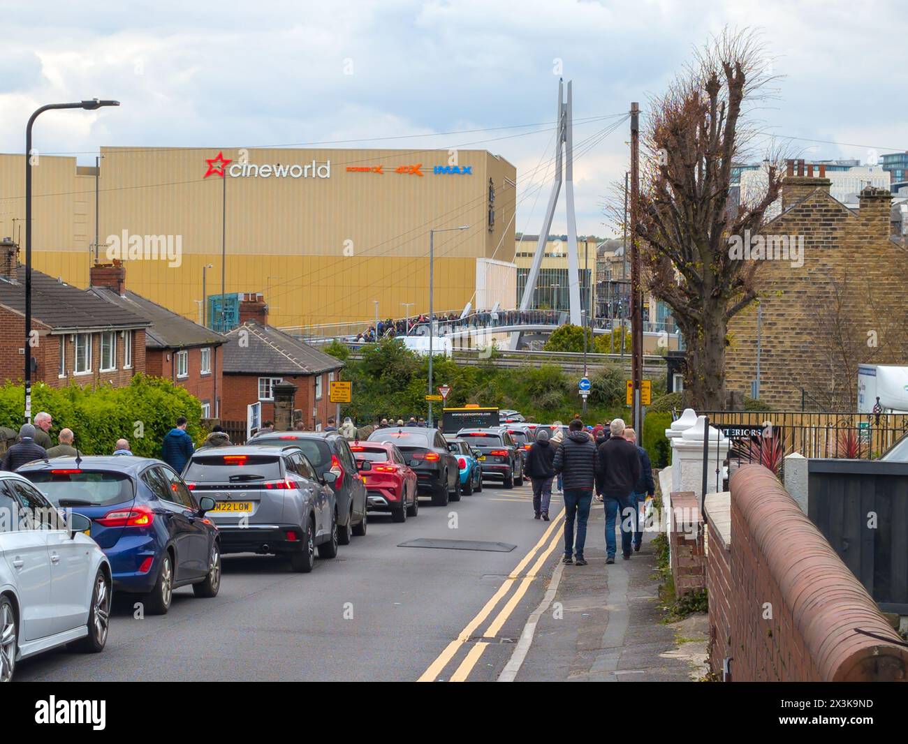 Eine Straße in Barnsley mit der Tommy Taylor Memorial Bridge im Hintergrund Stockfoto