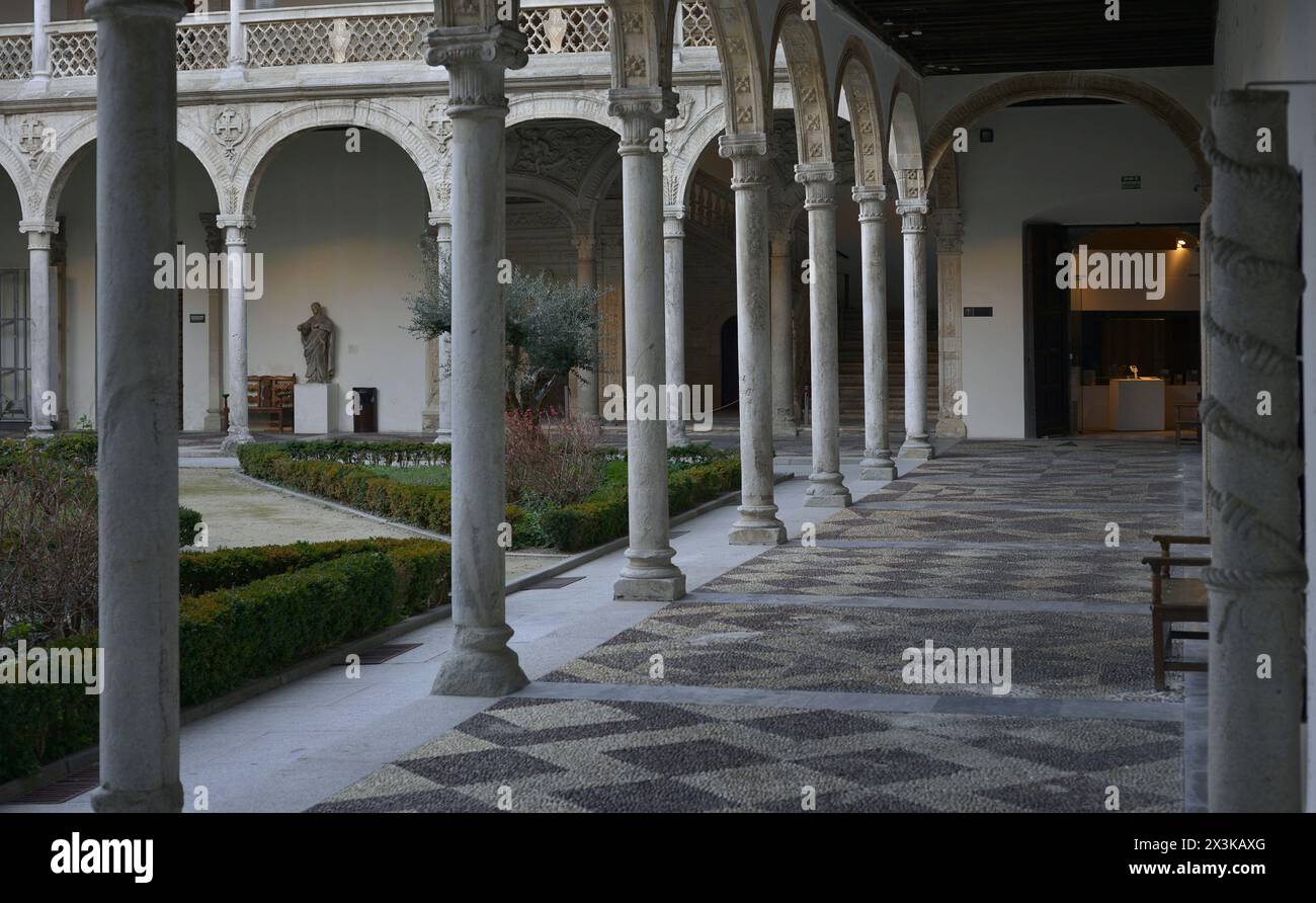 Toledo, Kastilien-La Mancha, Spanien. Krankenhaus von Santa Cruz. Gegründet von Kardinal Mendoza im späten 15. Jahrhundert. Blick auf den Renaissance-Innenhof. Stockfoto