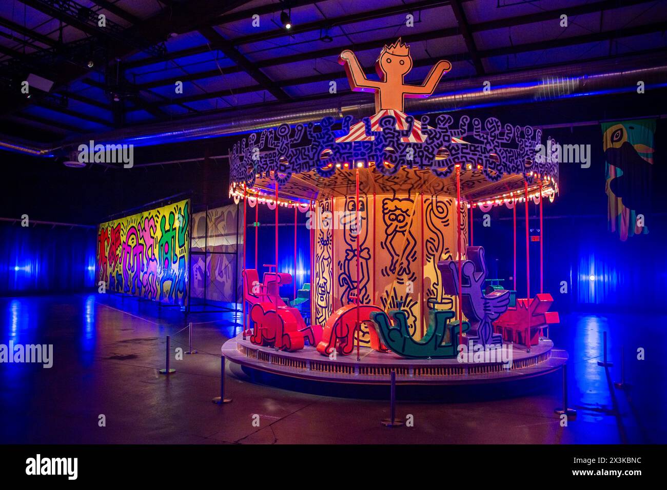 Industriell gefertigte Planen und ein bemaltes Karussell von Keith Haring sind im Luna Luna Art Amusement Park in Los Angeles zu sehen. Stockfoto