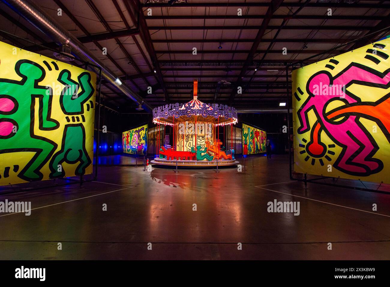 Industriell gefertigte Planen und ein bemaltes Karussell von Keith Haring sind im Luna Luna Art Amusement Park in Los Angeles zu sehen. Stockfoto