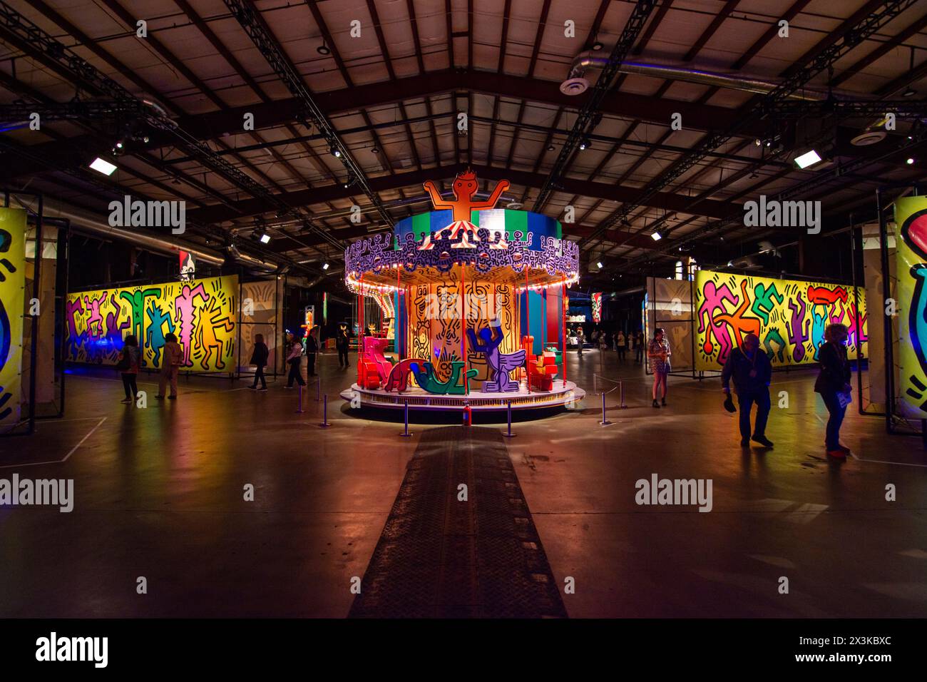 Industriell gefertigte Planen und ein bemaltes Karussell von Keith Haring sind im Luna Luna Art Amusement Park in Los Angeles zu sehen. Stockfoto
