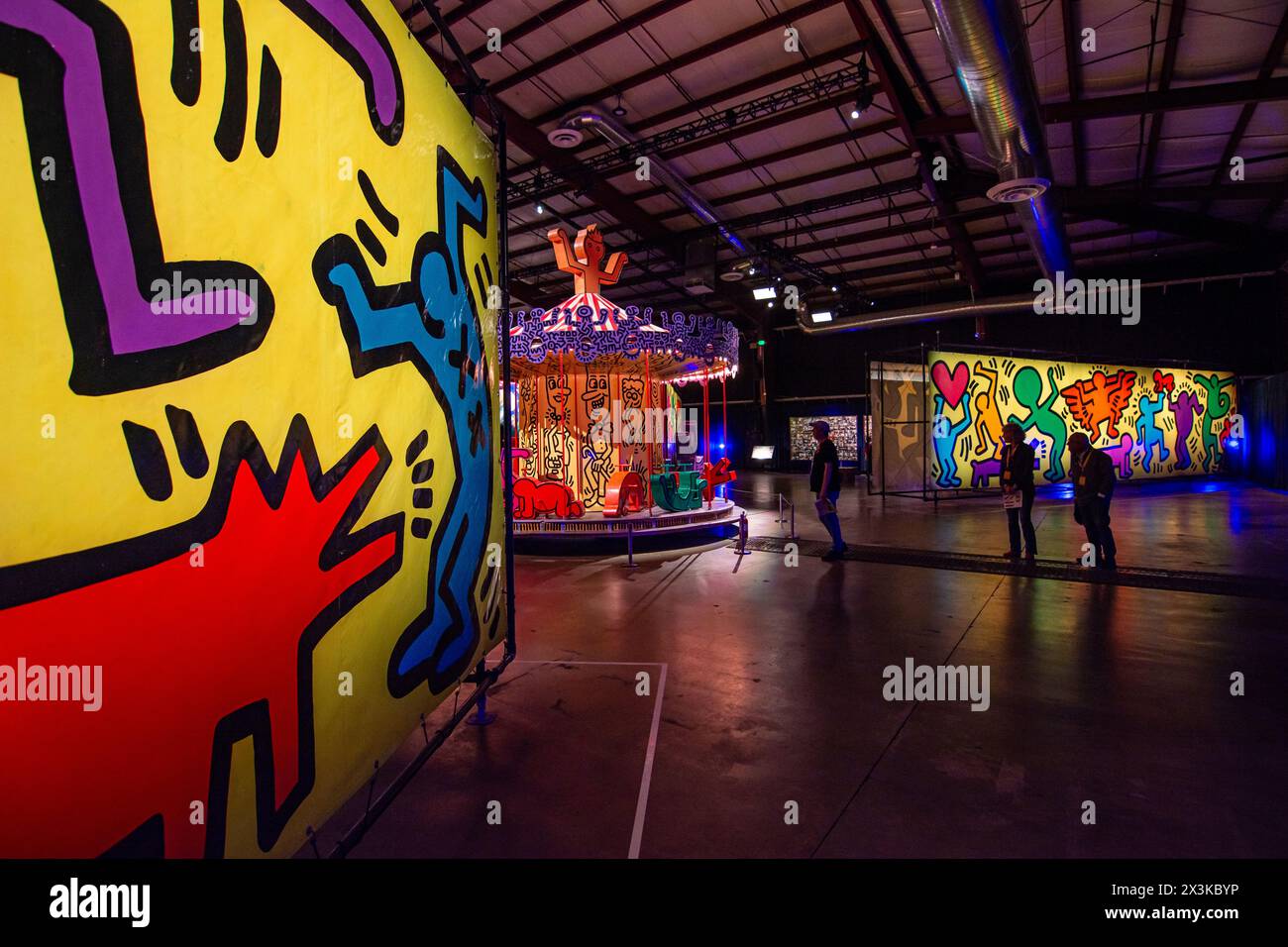 Industriell gefertigte Planen und ein bemaltes Karussell von Keith Haring sind im Luna Luna Art Amusement Park in Los Angeles zu sehen. Stockfoto