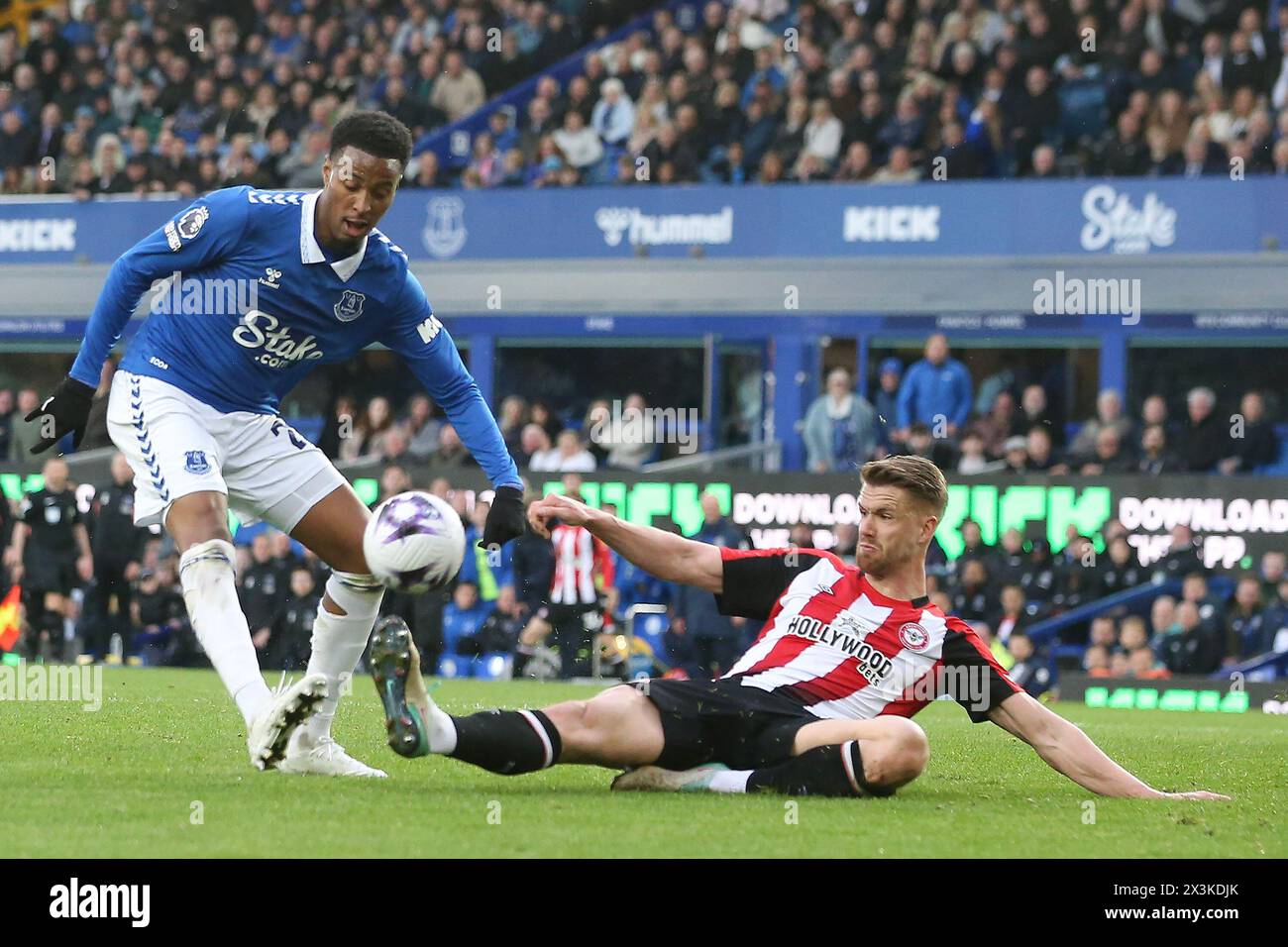 Liverpool, Großbritannien. April 2024. Youssef Chermiti von Everton versucht einen Treffer, aber seine Bemühungen gehen über die Querstange. Premier League Match Everton gegen Brentford im Goodison Park in Liverpool am Samstag, den 27. April 2024. Dieses Bild darf nur für redaktionelle Zwecke verwendet werden. Nur redaktionelle Verwendung, Bild von Chris Stading/Andrew Orchard Sportfotografie/Alamy Live News Credit: Andrew Orchard Sportfotografie/Alamy Live News Stockfoto