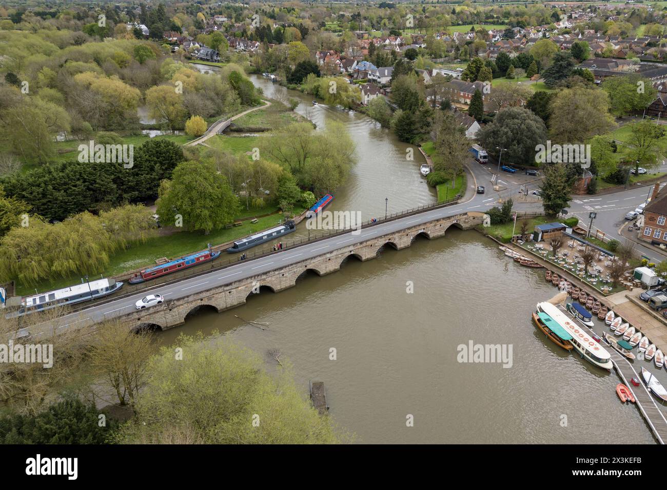Luftaufnahme der Clopton Bridge über den Fluss Avon, Stratford upon Avon, Großbritannien. Stockfoto