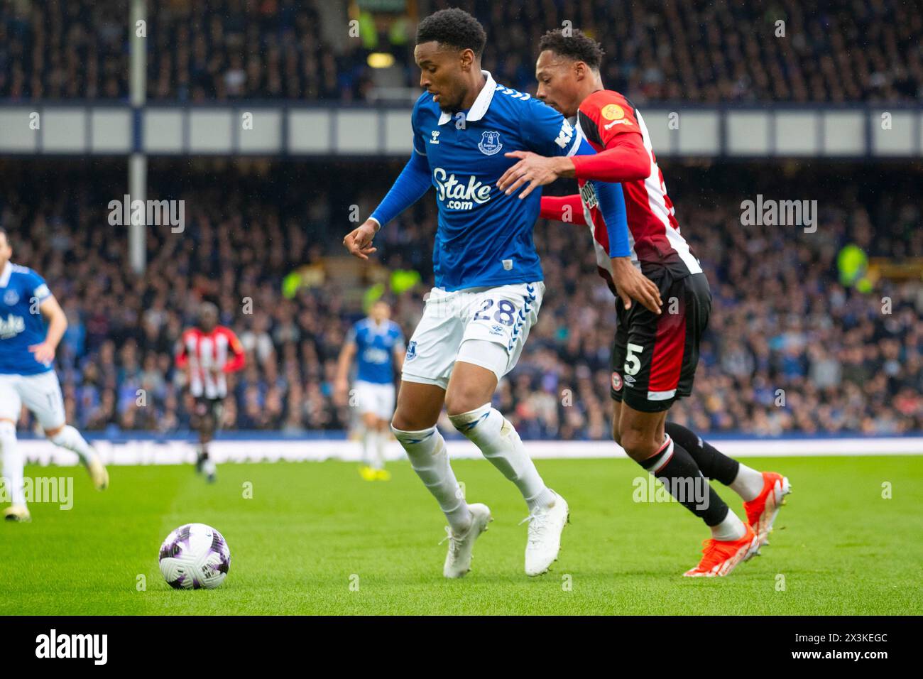 Youssef Chermiti #28 des Everton F.C. im Besitz des Balls während des Premier League-Spiels zwischen Everton und Brentford im Goodison Park, Liverpool am Samstag, den 27. April 2024. (Foto: Mike Morese | MI News) Credit: MI News & Sport /Alamy Live News Stockfoto