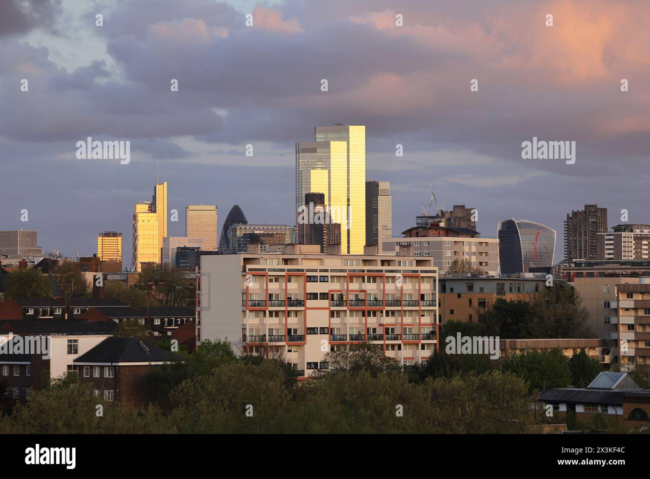 Blick auf den Sonnenuntergang vom Islington Balkon am Kings Cross in Richtung der Wolkenkratzer der City of London, Großbritannien Stockfoto