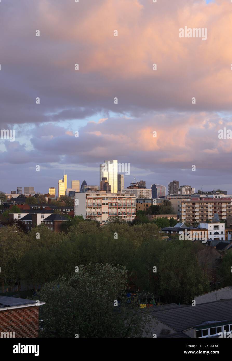 Blick auf den Sonnenuntergang vom Islington Balkon am Kings Cross in Richtung der Wolkenkratzer der City of London, Großbritannien Stockfoto
