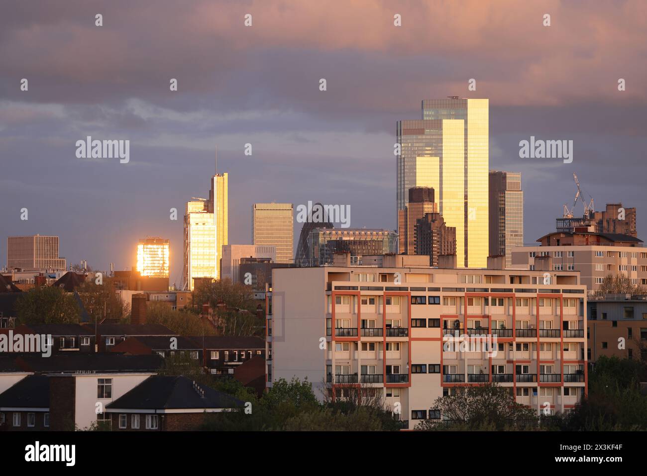 Blick auf den Sonnenuntergang vom Islington Balkon am Kings Cross in Richtung der Wolkenkratzer der City of London, Großbritannien Stockfoto