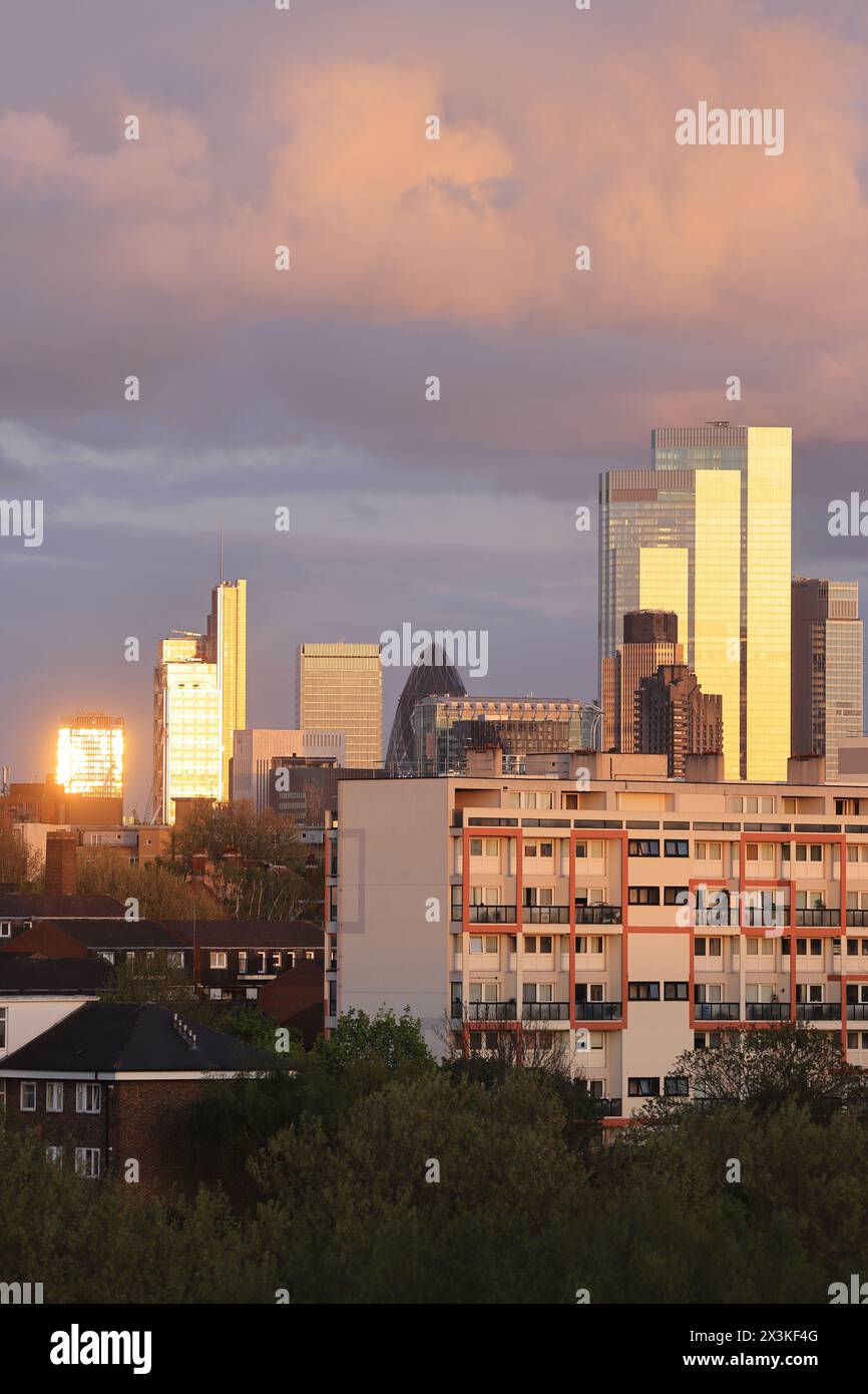 Blick auf den Sonnenuntergang vom Islington Balkon am Kings Cross in Richtung der Wolkenkratzer der City of London, Großbritannien Stockfoto