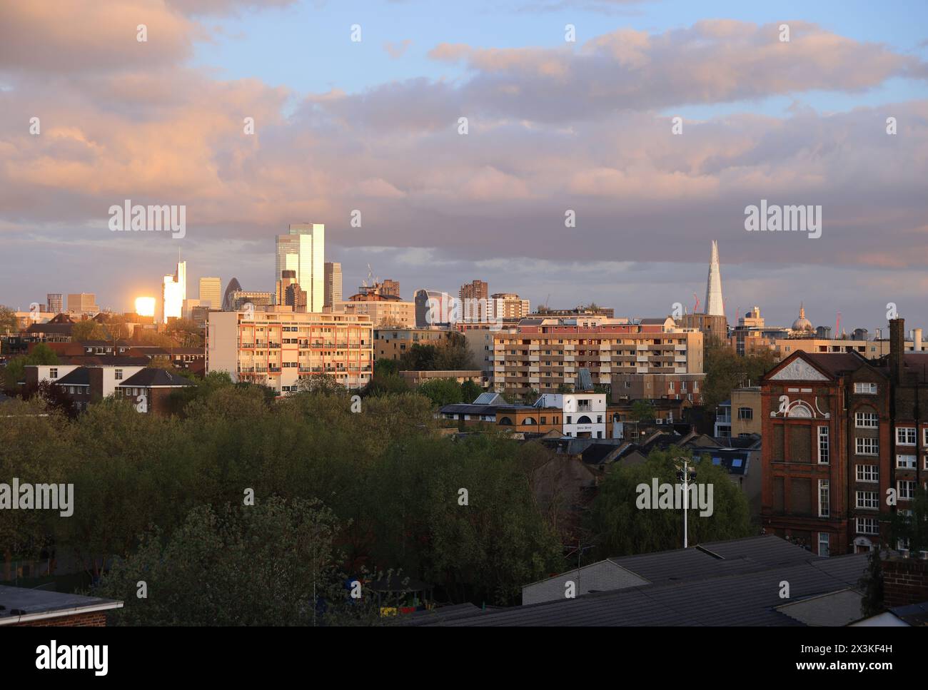Blick auf den Sonnenuntergang vom Islington Balkon am Kings Cross in Richtung der Wolkenkratzer der City of London, Großbritannien Stockfoto