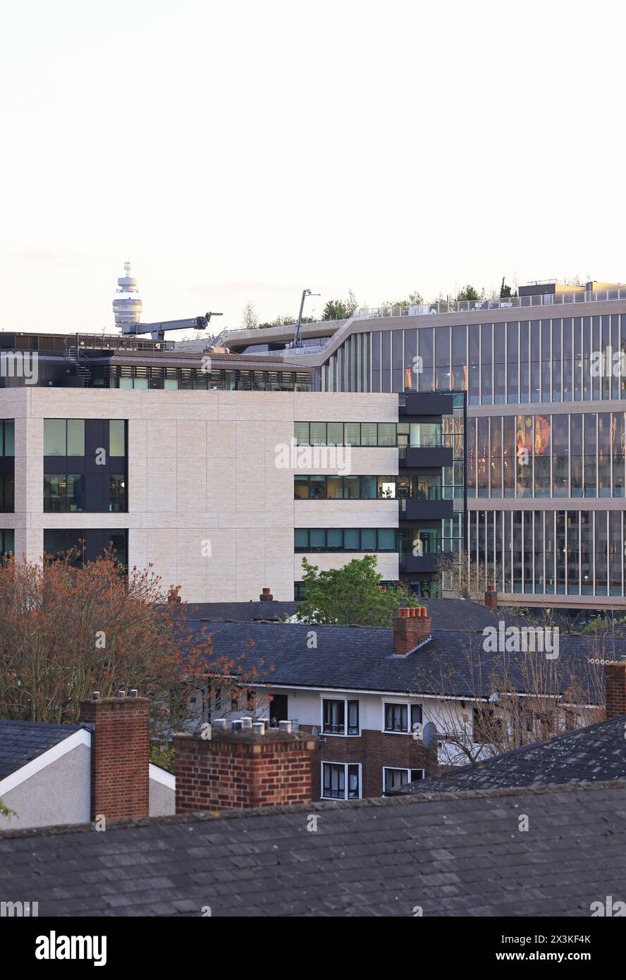 Abendlicher Blick auf Kings Place mit dem neuen Google Rapper dahinter, bei Kings Cross, Nord-London, Großbritannien Stockfoto