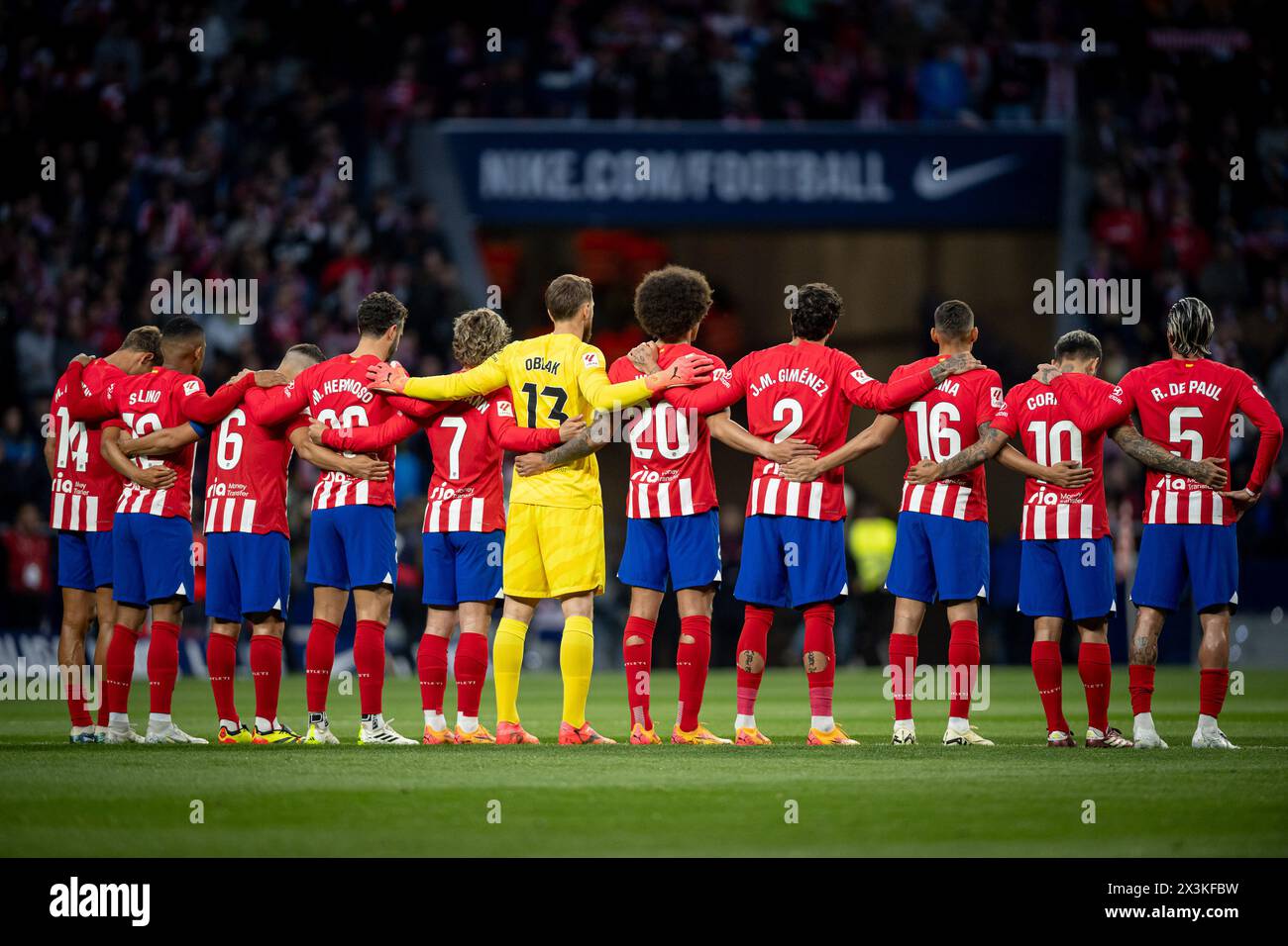 Madrid, Spanien. April 2024. Die Spieler von Atletico de Madrid sehen sich bei einem La Liga EA Sports Spiel zwischen Atetico de Madrid und Athletic Club de Bilbao am 27. April 2024 im Civitas Metropolitano in Madrid, Spanien, an. Foto von Felipe Mondino Credit: Unabhängige Fotoagentur/Alamy Live News Stockfoto