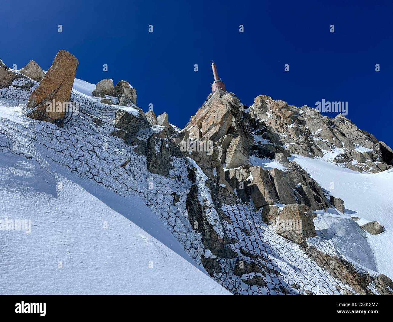 Haute-Savoie, Frankreich: Blick auf L’Aiguille du Midi, den höchsten Turm des Aiguilles de Chamonix im nördlichen Teil des Mont-Blanc-Massivs, Antenne Stockfoto