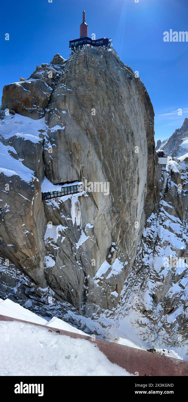 Haute-Savoie, Frankreich: Blick auf L’Aiguille du Midi, den höchsten Turm des Aiguilles de Chamonix im nördlichen Teil des Mont-Blanc-Massivs, Antenne Stockfoto