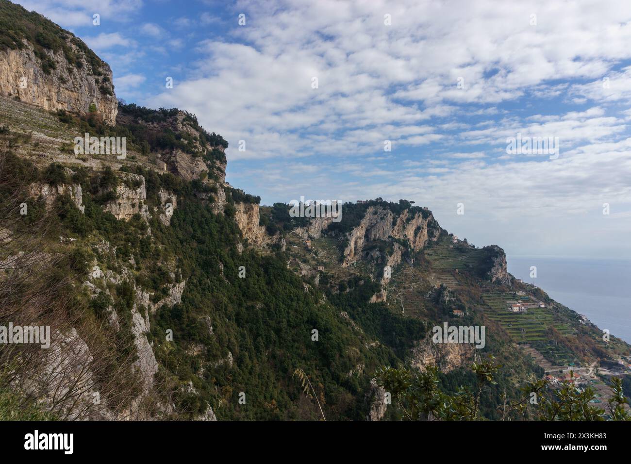 Blick auf die felsige Landschaft am Wanderweg Sentiero degli Dei oder Pfad der Götter entlang der Amalfiküste, Provinz Salerno, Kampanien, Italien Stockfoto