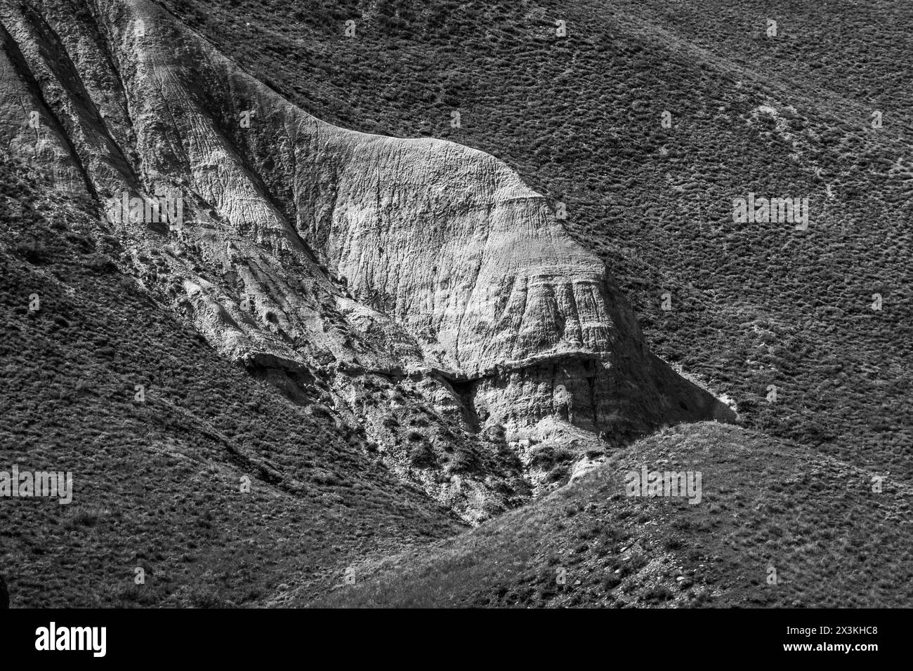Atemberaubendes Schwarzweiß-Foto, das die komplizierten Details und Strukturen einer zerklüfteten Berglandschaft festlegt und die natürliche Schönheit und Geologie betont. Stockfoto