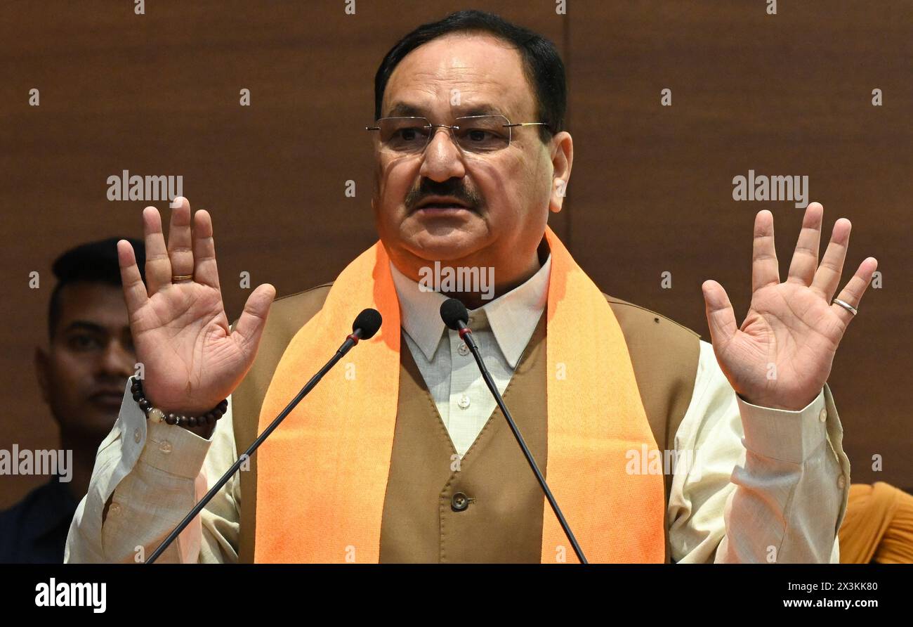 NEW DELHI, INDIEN - 27. APRIL: Präsident der BJP National Party JP Nadda spricht während der Delhi 7 Mitglieder des Delhi Sikh Gurdwara Management Committee Jasmin Singh Noni, Parminder Singh Lucky, Bhupender Singh Ginni, Ramandeep Singh Thapar, Ramanjot Singh Meeta, Harjeet Singh Pappa, Manjeet Singh Aulakh und andere Sikh-Leute kamen am 27. April 2024 in Neu-Delhi, Indien, zu BJP. Shiromani Akali Dal Badal verließ die Einheit Delhi und schloss sich dem Staat Shiromani Akali Dal Delhi an und wird nun der BJP beitreten. (Foto: Sonu Mehta/Hindustan Times/SIPA USA ) Stockfoto