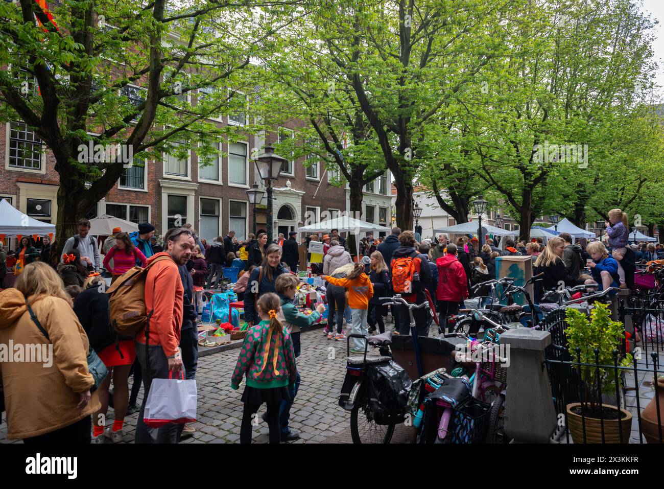 27. April 2024, Leiden, Niederlande, Ein geschäftiger Tag im Stadtzentrum der Stadt während des King's Day. Die Leute kaufen Dinge, Spielzeug und Muffins für Kinder. Stockfoto