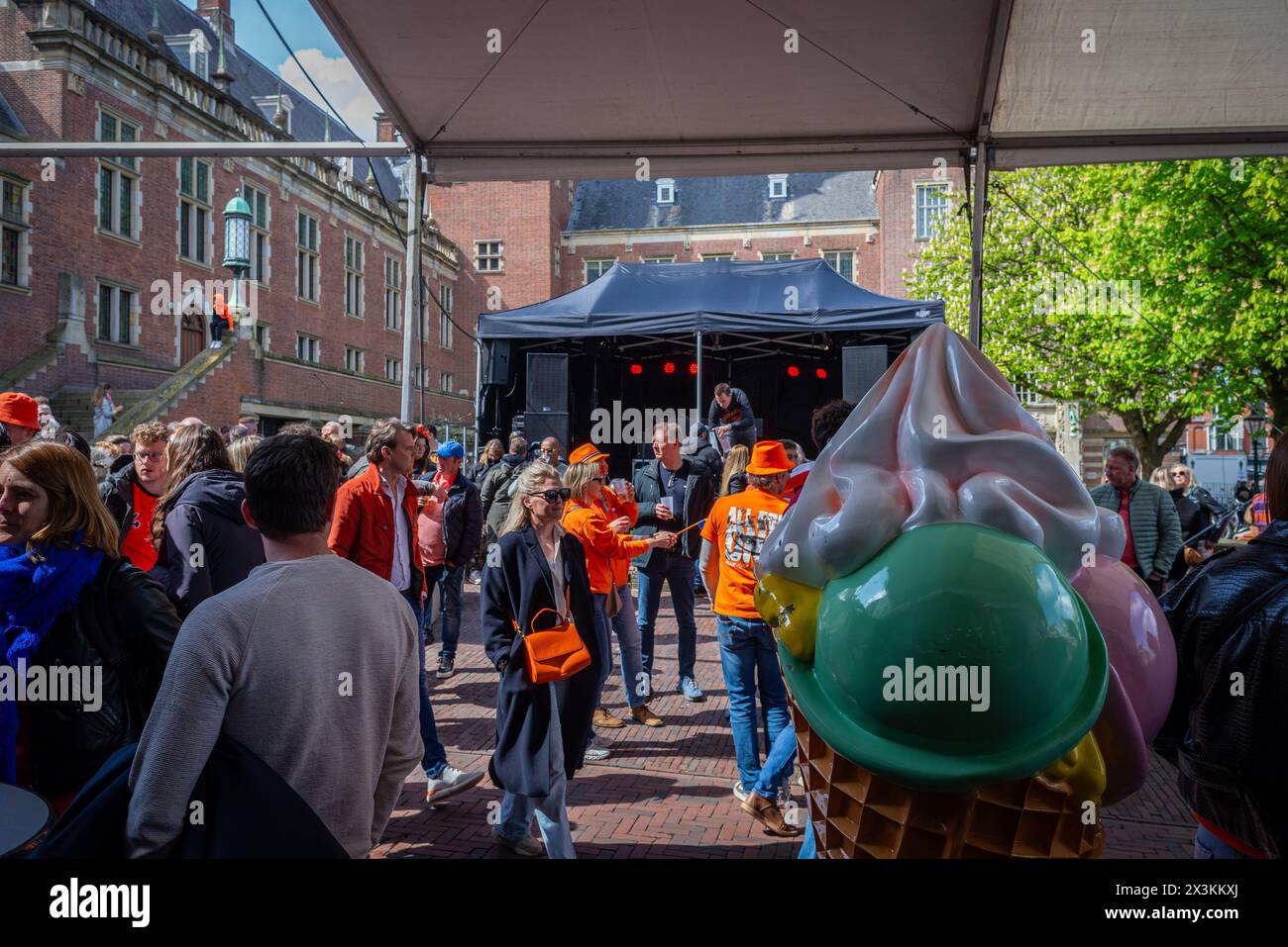 27. April 2024: Leiden, Niederlande, Kanalfeier zum Geburtstag des Königs in den Niederlanden, Nationalfeiertag des Königs oder Koningsdag in du Stockfoto