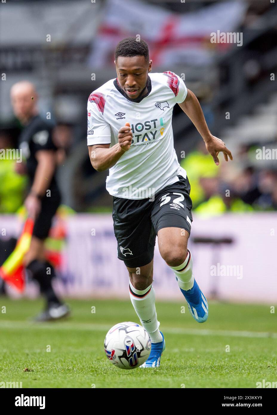 Derby, Großbritannien. April 2024. Ebou Adams attackierte mit dem Ball während des Spiels der EFL Sky Bet League 1 zwischen Derby County und Carlisle United am 27. April 2024 im Pride Park Stadium in Derby, England. Foto: Mark Dunn. Nur redaktionelle Verwendung, Lizenz für kommerzielle Nutzung erforderlich. Keine Verwendung bei Wetten, Spielen oder Publikationen eines einzelnen Clubs/einer Liga/eines Spielers. Quelle: UK Sports Pics Ltd/Alamy Live News Stockfoto