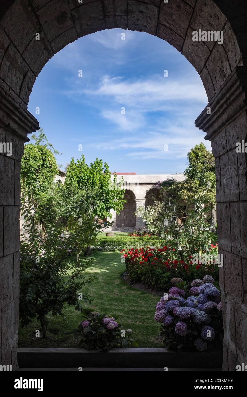 Arequipa, Peru - 4. Dezember 2023: Die Kreuzgänge des Monasterio de Santa Teresa Stockfoto