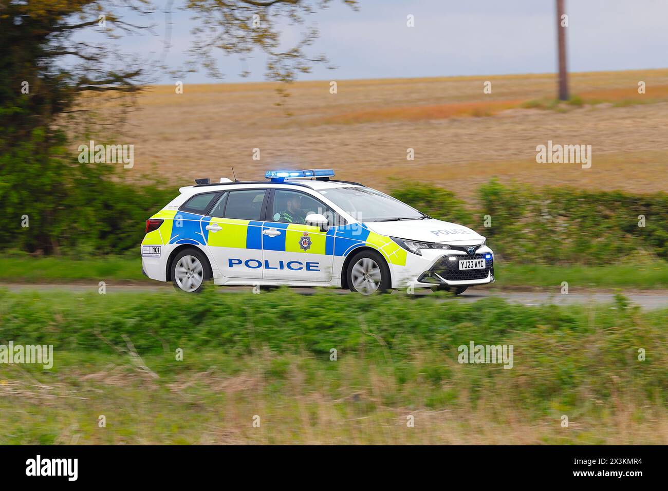 Ein Hybrid-Polizeiauto, das zu einem Vorfall in Swillington, Leeds, West Yorkshire, Großbritannien fährt Stockfoto