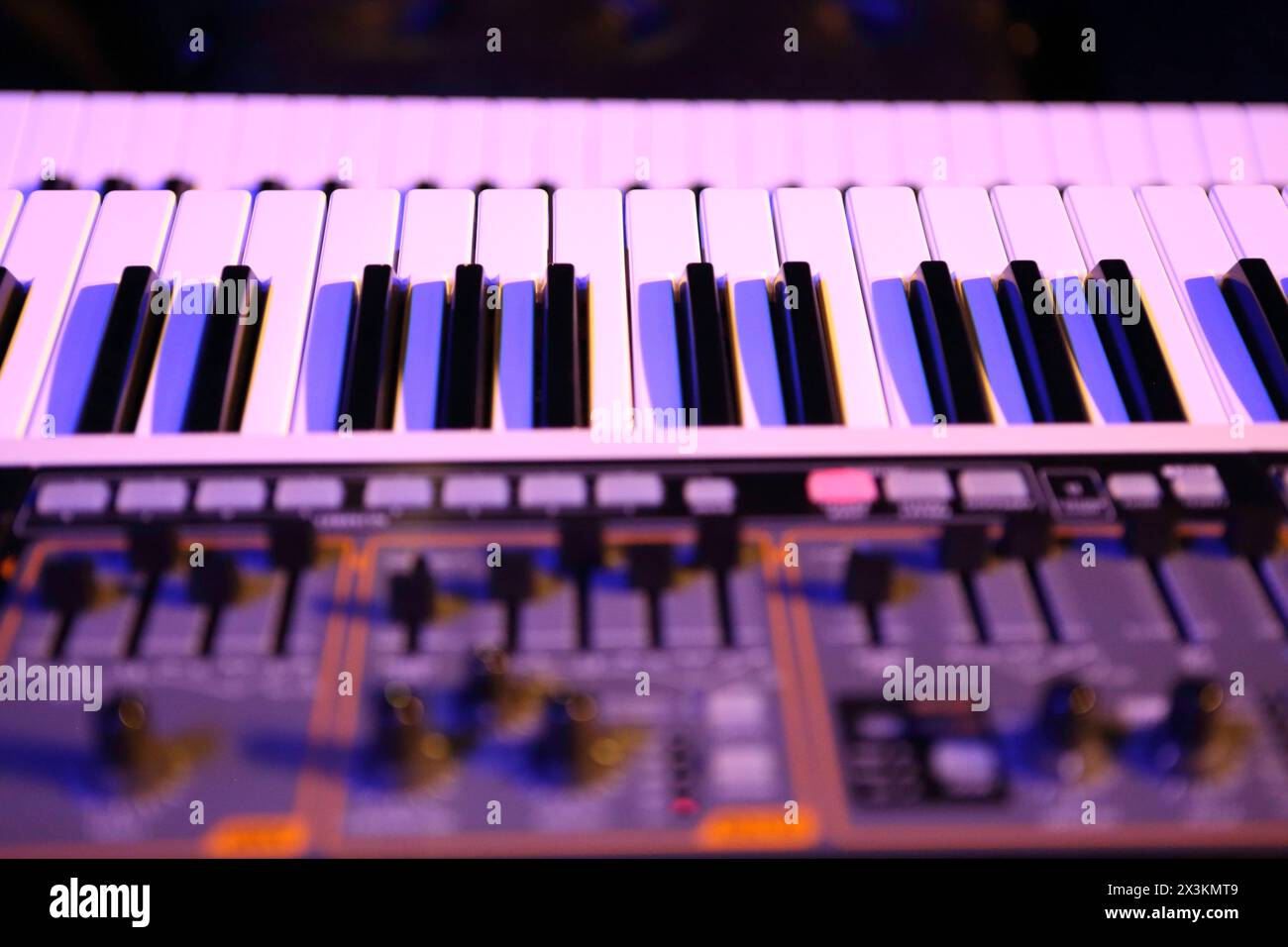 Nahaufnahme der Noten der elektronischen Tastatur im Fokus Stockfoto