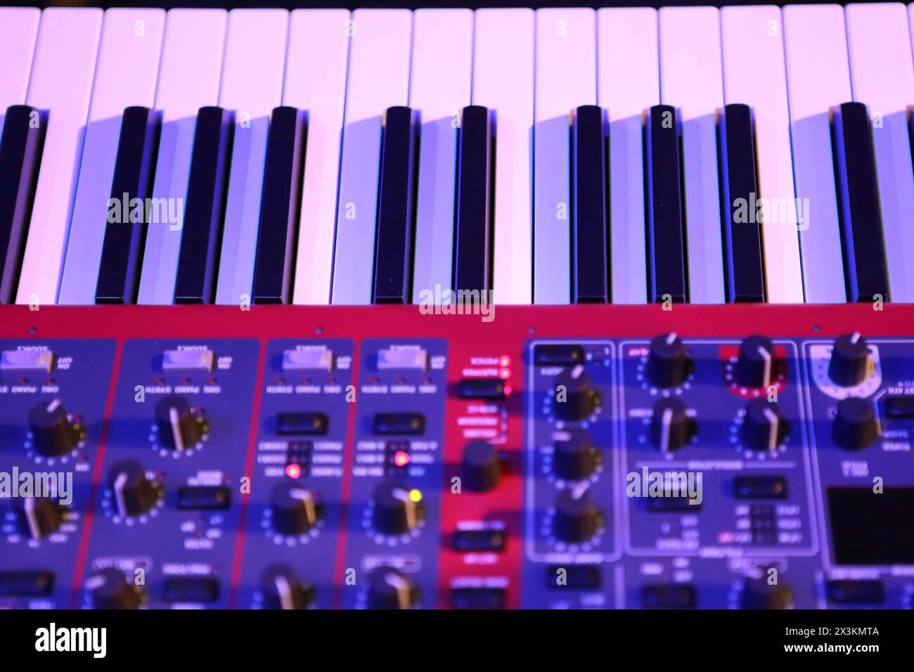 Nahaufnahme der Noten der elektronischen Tastatur im Fokus Stockfoto