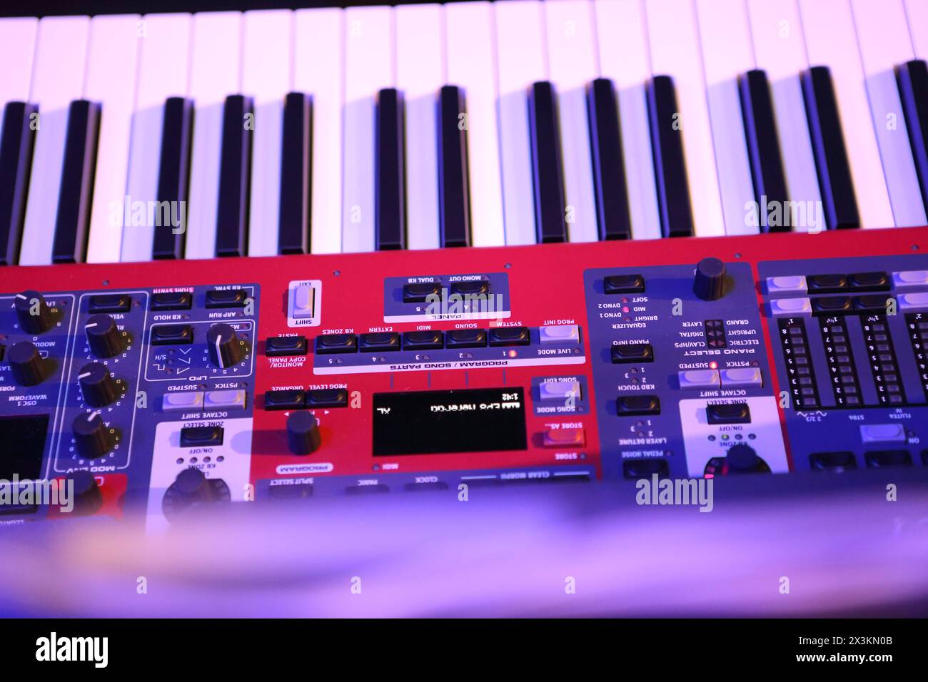 Nahaufnahme der Noten der elektronischen Tastatur im Fokus Stockfoto