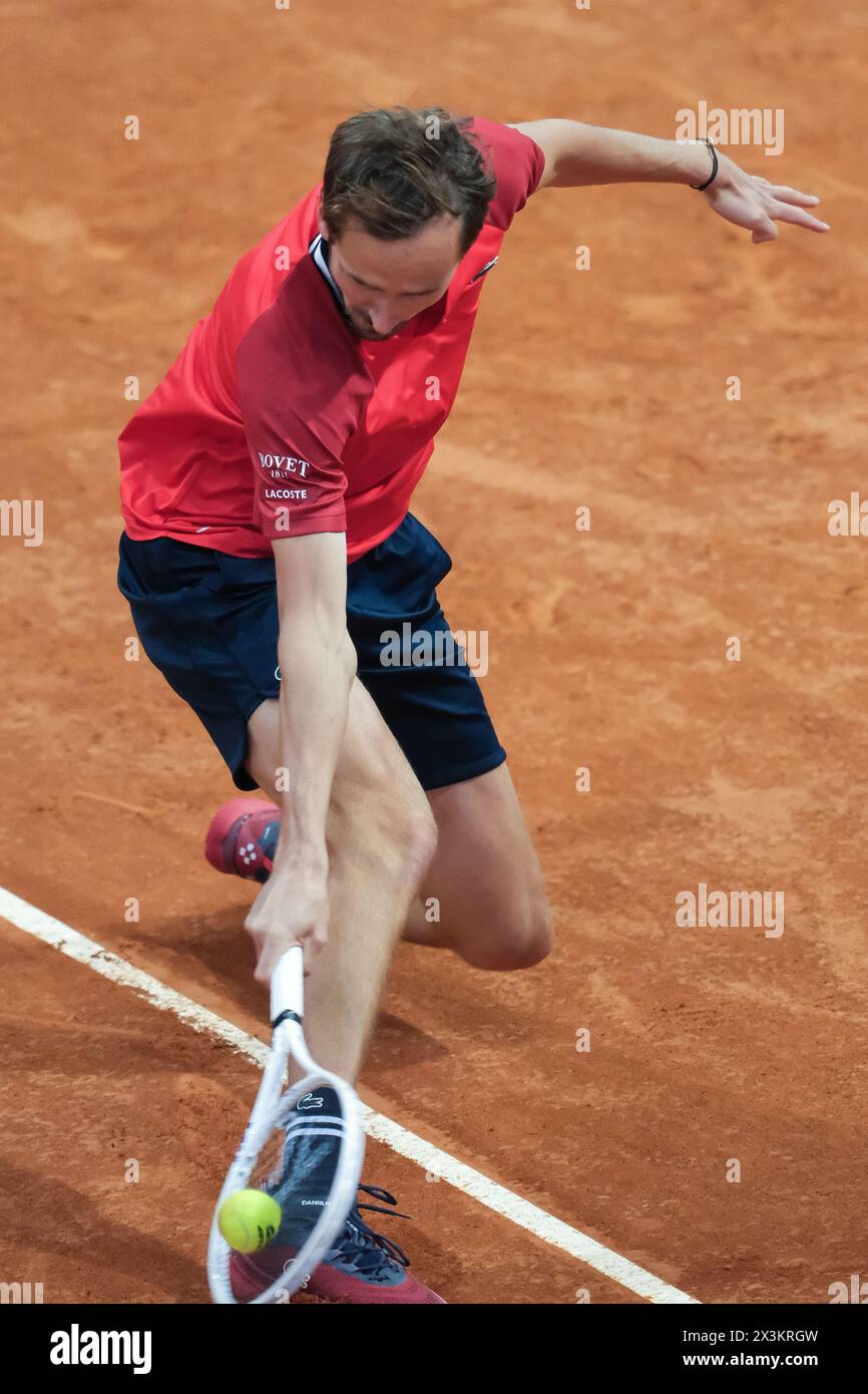 Madrid, Spanien. April 2024. Daniil Medwedev gegen Matteo Arnaldi im Spiel der Männer-Einzel-Runde 64 während des fünften Tages der Mutua Madrid Open in La Caja Magica am 27. April 2024 in Madrid, Spanien. (Foto: Oscar Gonzalez/SIPA USA) Credit: SIPA USA/Alamy Live News Stockfoto