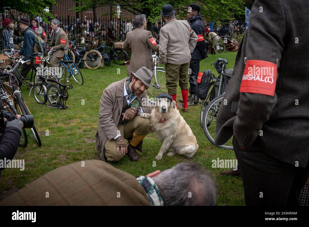 London, Großbritannien. April 2024. Perfekt gekleidete Teilnehmer nehmen am Tweed Run Teil. Der in London ansässige Tweed Run ist eine Fahrradtour durch die Stadt, bei der die Teilnehmer ihre besten Tweeds und Brogues auf Vintage-Fahrrädern tragen. Guy Corbishley/Alamy Live News Stockfoto