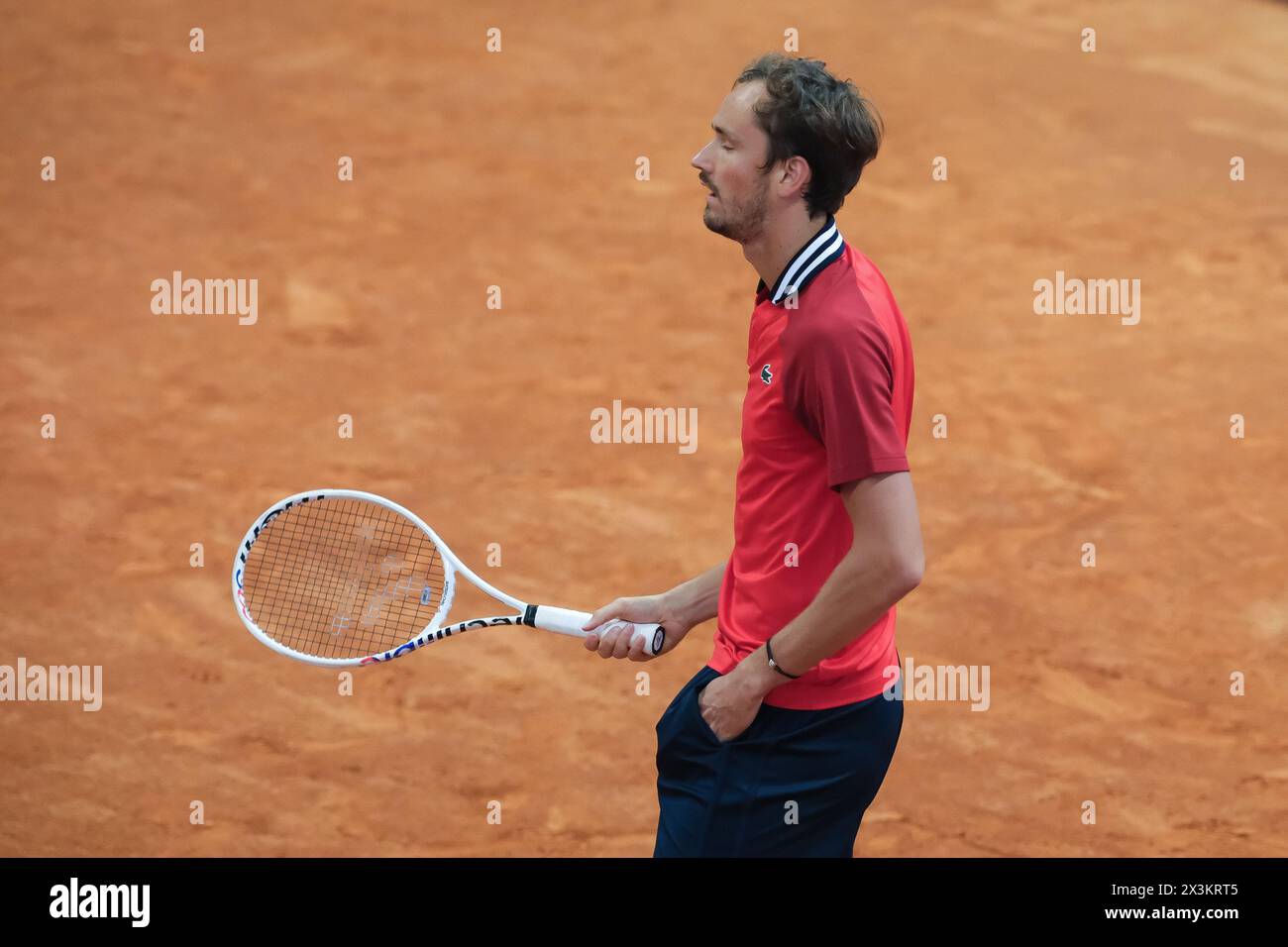 Madrid, Spanien. April 2024. Daniil Medwedev gegen Matteo Arnaldi im Spiel der Männer-Einzel-Runde 64 während des fünften Tages der Mutua Madrid Open in La Caja Magica am 27. April 2024 in Madrid, Spanien. (Foto: Oscar Gonzalez/SIPA USA) Credit: SIPA USA/Alamy Live News Stockfoto